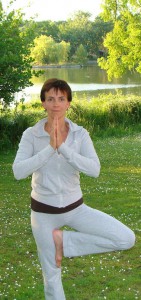 Hélène Petre dans une posture de yoga