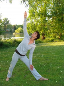 Hélène Petre dans une posture de yoga