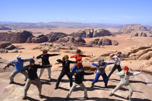 Hélène Petre anime un stage de Yoga-Qi gong dans le désert jordanien!