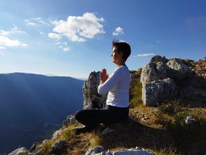 Hélène Petre dans une posture de yoga