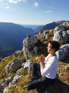 Hélène Petre dans une posture de yoga