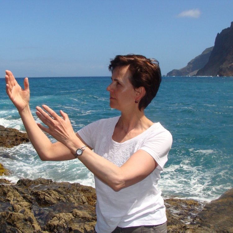 Hélène Petre pratiquant du qi gong à la mer
