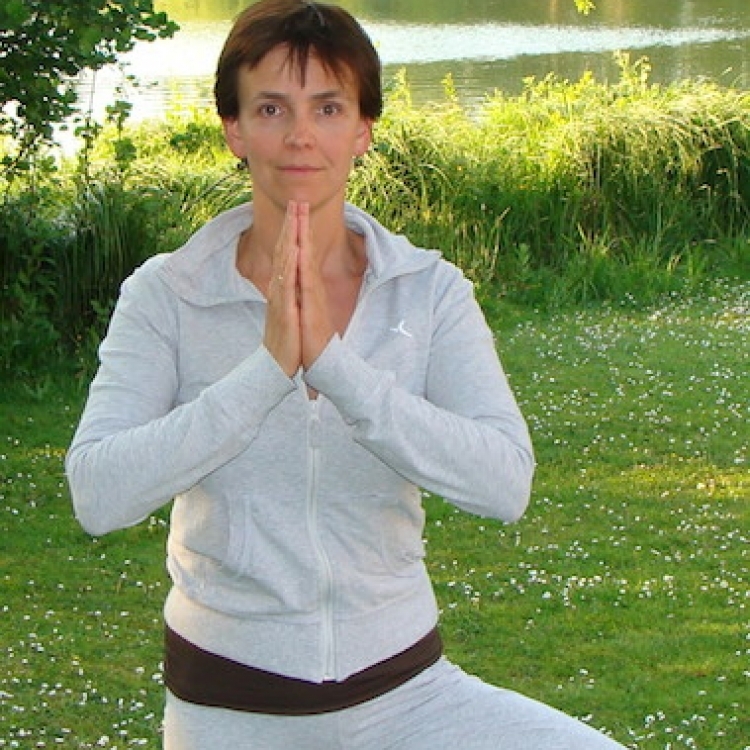 Hélène Petre dans une posture d'équilibre du yoga
