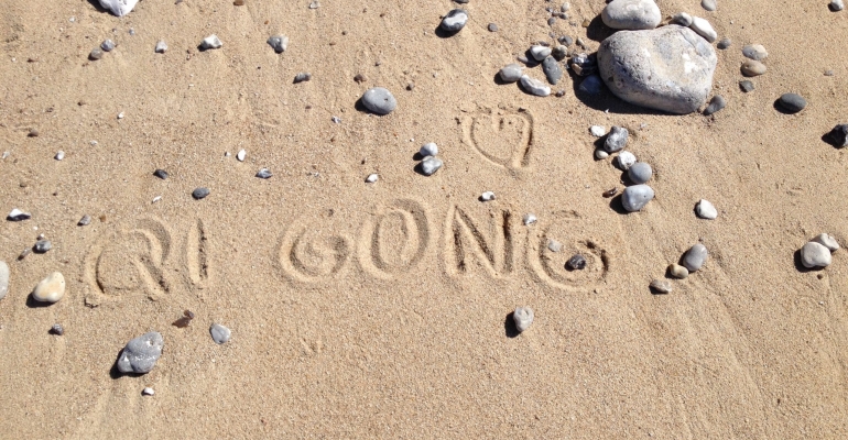 Qi gong à la plage avec Hélène Petre