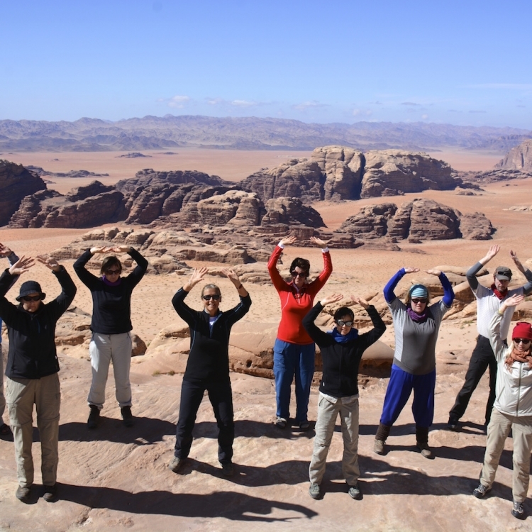 Hélène Petre anime une magnifique stage de Yoga-Qi gong dans le désert du Wadi Rum, en Jordanie